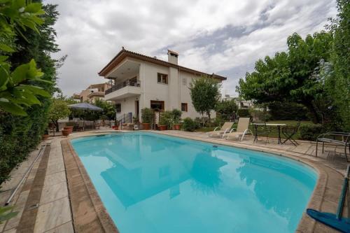 Private Entire Villa in Alimos