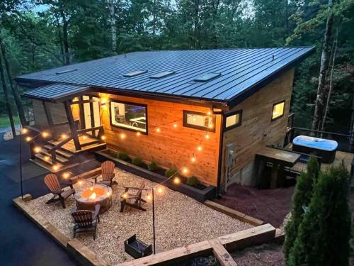 Modern Mountain Getaway with Hot Tub, Fire Pit in Sautee Nacoochee, USA