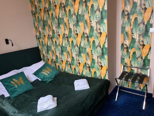 2 queen beds, 1 sofa bed