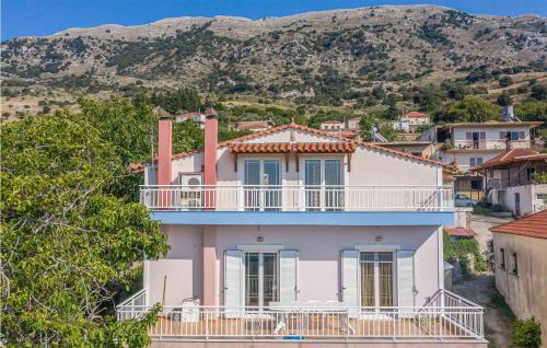 Lovely Home In Patra With Kitchen gîte à louer Simópoulon