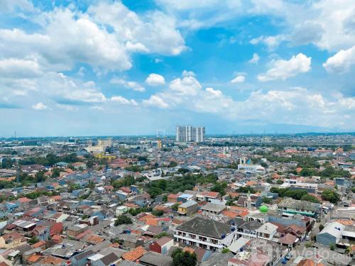 Studio Apartment room in Homey and Warm Studio Transpark Juanda Bekasi Timur Apartment By Travelio