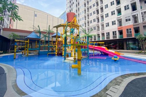 Homey and Well Design Studio Transpark Juanda Bekasi Timur Apartment By Travelio - image 3