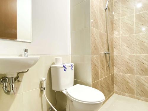 Comfort 2BR at Transpark Juanda Bekasi Timur Apartment By Travelio - image 5