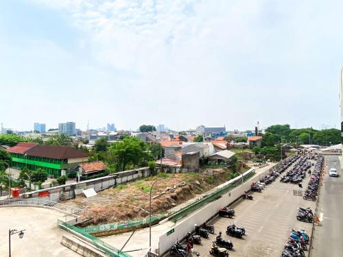 Comfort 2BR at Transpark Juanda Bekasi Timur Apartment By Travelio - image 4