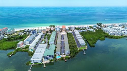 Sea Shell 24 Charming Townhome steps to beach with pool and BBQ - image 2