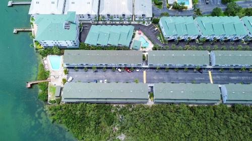 Sea Shell 24 Charming Townhome steps to beach with pool and BBQ - image 10