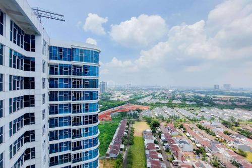 Stunning and Spacious 2BR Brooklyn Alam Sutera Apartment By Travelio - image 3