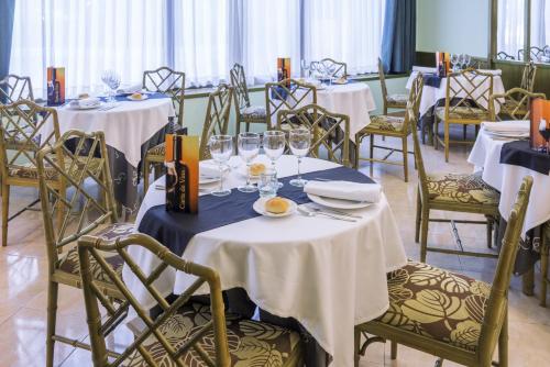 Restaurant, Tropic Park in Santa Susana