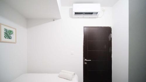 Compact and New 2BR Apartment at Suncity Residence By Travelio - image 5
