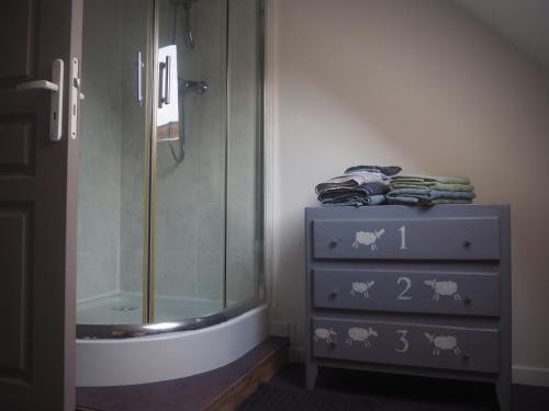 ห้องน้ำ, Gite de la petite maison in เอรูวีล แซ็ง แคลร์