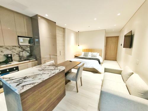 Studio Apartment image 5