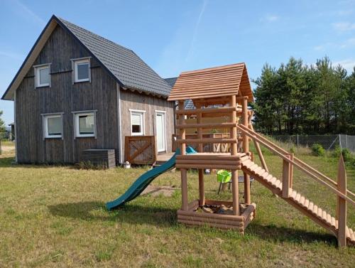 Drewniany domek na kaszubach u Oli