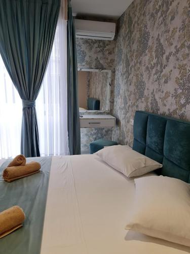Double Room with Extra Bed image 1
