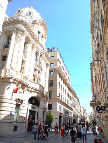 Chez l'habitant, propose Grande chambre Vieux port Marseille, Marseille (photo 9)
