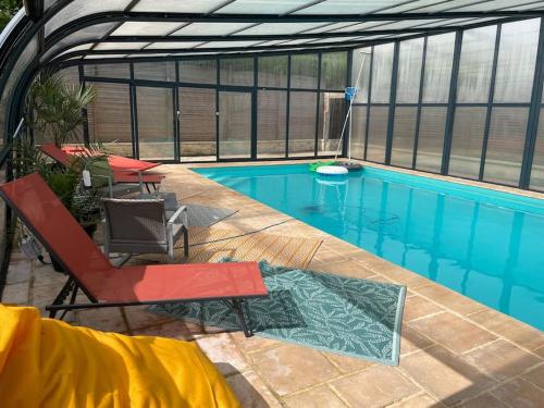 Villa piscine et jeux Normande gîte à louer Selles