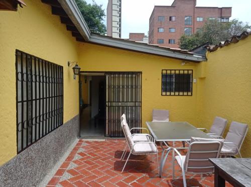 Yellow House Hostel – Medellin, VT