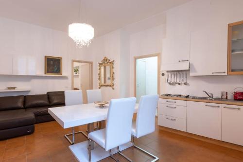 Central apartment De Angeli charm residence, Milan