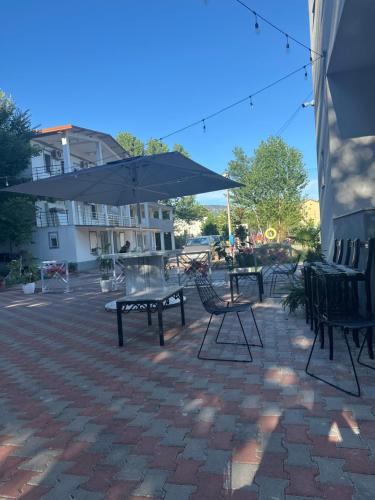 Kompleksi Tre Shqiponjat in Велипоя