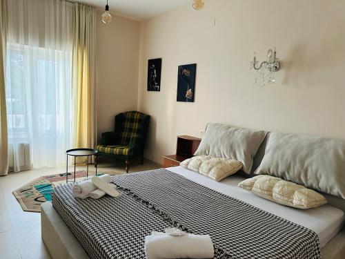 Claude Monet beach hotel in Ureki