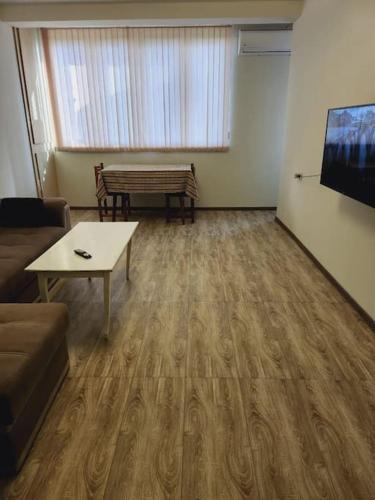 Apt with 2 rooms bedroom and living room, Ереван (фото 10)