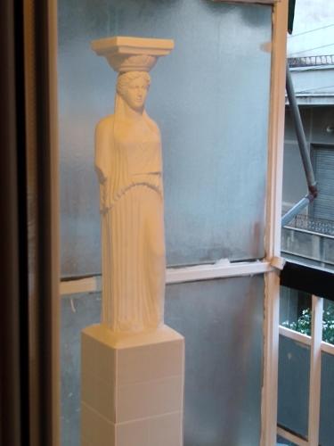 Classical beauty near Acropolis!, Ateny