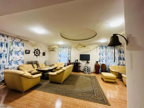 Claude Monet beach hotel in Ureki