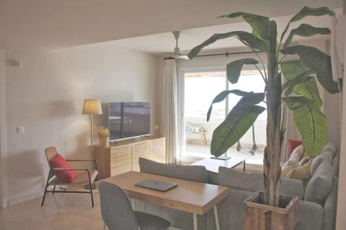 Oasis Apartment 100 meters from Beach with Private Parking