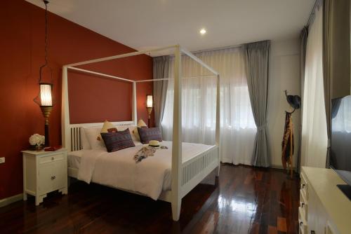 วิลลาแบบห้าห้องนอนมีสระว่ายน้ำส่วนตัวและสวนหย่อม (Five-Bedroom Villa with Private Pool and Garden)