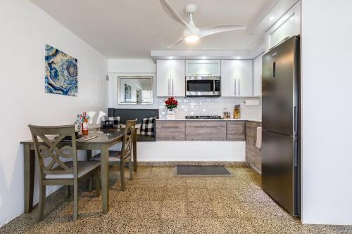 keuken, Lucky Luquillo Solar El Yunque & Beach Retreat - 360 Ocean & Rainforest Views in Luquillo