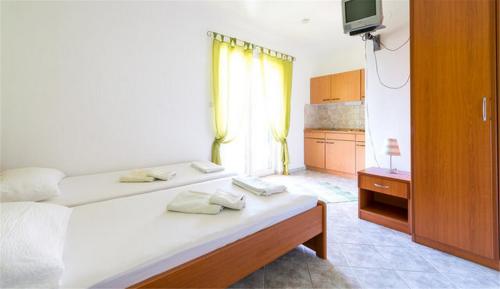 2 twin beds, 1 sofa bed