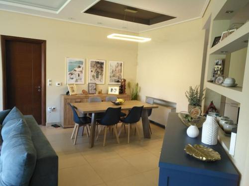 Corinthian Family Home in Isthmia