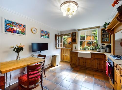 The Clapham 2-Bedroom Flat with Private Patio, London