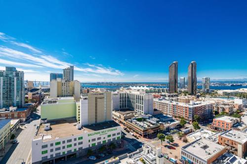 Cityscape Elegance with Water Views in San Diego, USA
