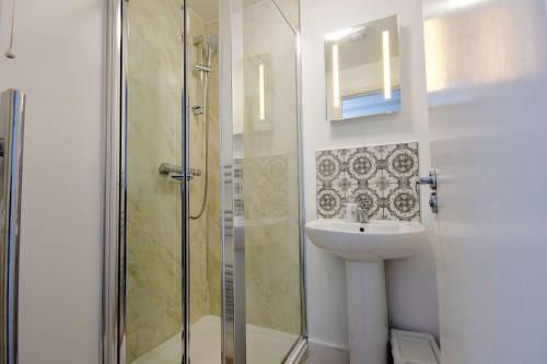 The Green W7 – London