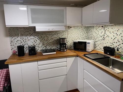 Nice Apartment with1 bedroom Separate living room with a sofa bed and a tiny kitchen a bathroom located in Nordstrand near by the Sea for 3 guests with a garden and grill with sea view just outside the apartment, Oslo (photo 4)