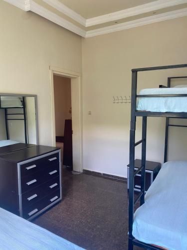 4 twin beds