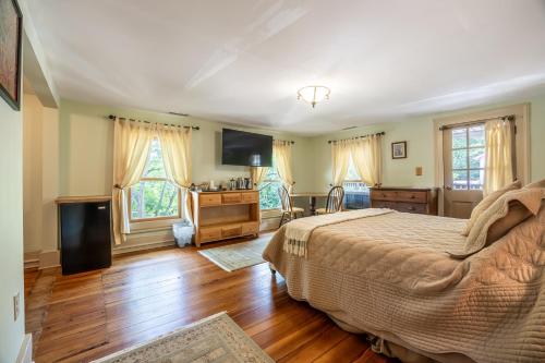 1 queen bed, 1 twin bed