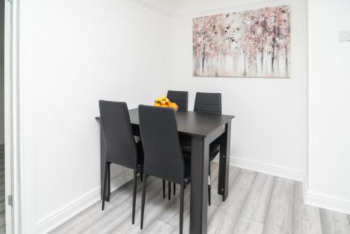 Quiet 3 bed house, pet friendly in Simonswood