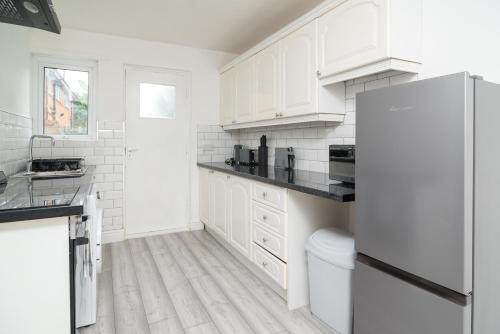 Quiet 3 bed house, pet friendly in Simonswood