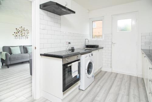 Quiet 3 bed house, pet friendly in Simonswood