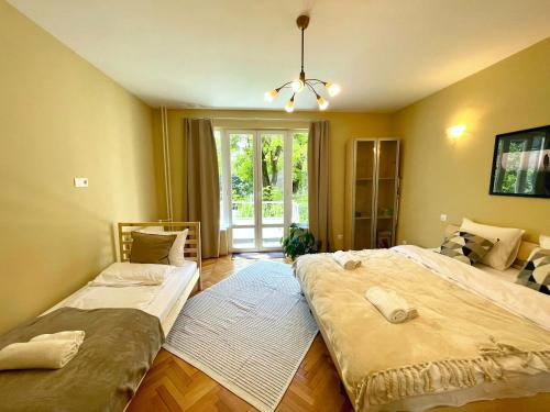 Bohemian Bright & Calm 2BR - Top center - Private Balcony, Sofia