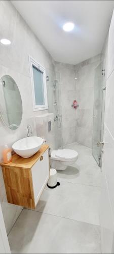 Fürdőszoba, Deluxe Apartment in Ramat Gan Next to Sheba Hospital in Külváros/repülőtér