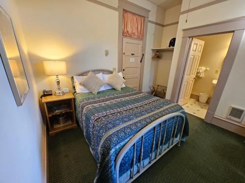 570248791 Hotel Planter