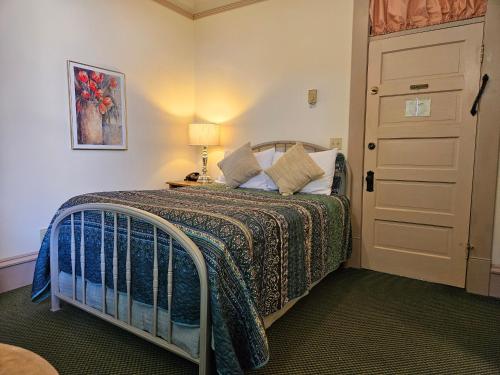 570248865 Hotel Planter