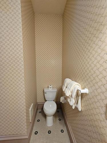 570249487 Hotel Planter