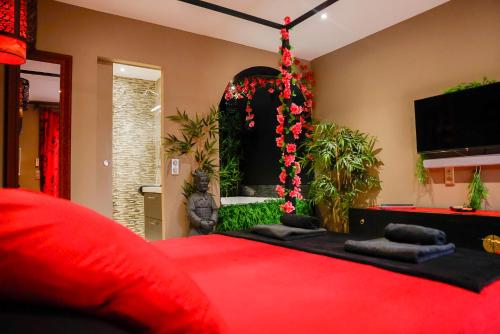 la demeure de POULPICAN Chambre SAKURA jacuzzi charme romantique terrasse privée 300m plage et restaurants La Croix Valmer - Golfe Saint Tropez chambre d'hôte La Croix-Valmer