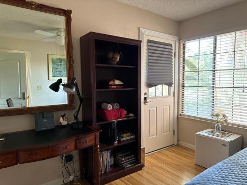 The Monet- One bedroom with a private entrance - shared bathroom in North Las Vegas