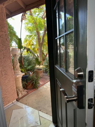 The Monet- One bedroom with a private entrance - shared bathroom in North Las Vegas