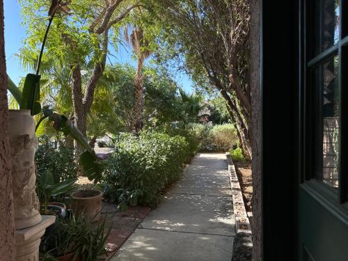 Aed, The Monet- One bedroom with a private entrance - shared bathroom in North Las Vegas