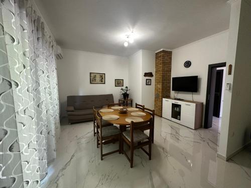 Apartments with a parking space Kastel Stafilic Kastela - 22710 - image 4
